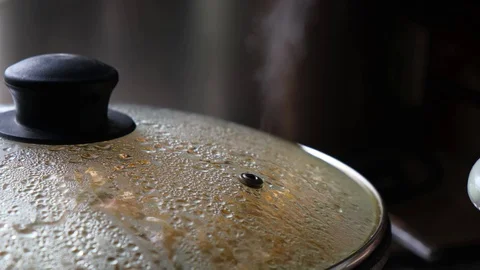 Liquid condensate on a transparent plastic pan cover. Stock Footage 128408558