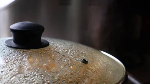 Liquid condensate on a transparent plastic pan cover. Stock-Footage 128408595