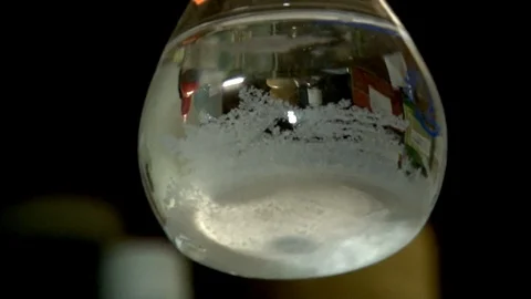 Liquid crystallization in a glass flask. 스톡 동영상 127320925