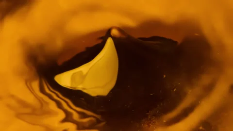 Liquid gold fluid with slow motion ripples and waves Vídeos de archivo 148458128