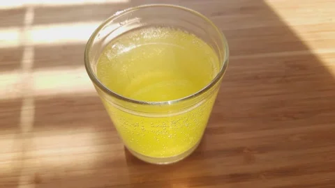 Liquid medication after effervescent tablet dissolution in the water glass Vidéo 236541254