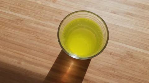 Liquid medication after effervescent tablet dissolution in water, top view Vidéo 236541284