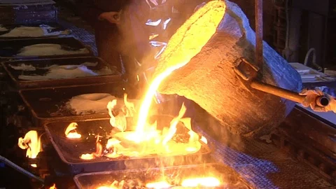  Liquid metal casting bucket Stockbeeldmateriaal 104073511