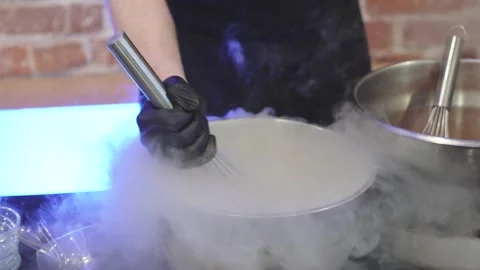 Liquid nitrogen is stirred Video stock 293002010