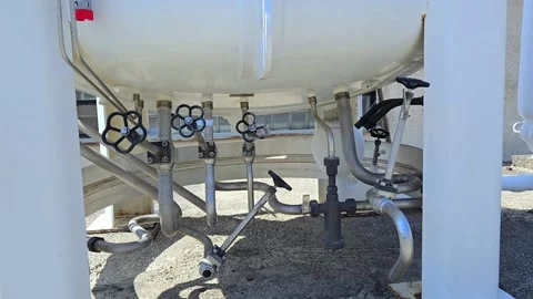 Liquid oxygen cryogenic storage tank with frozen evaporator pipes in industrial Vídeo Stock 332810034