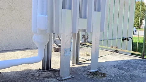 Liquid oxygen cryogenic storage tank with frozen evaporator pipes in industrial Vídeos de archivo 332810317