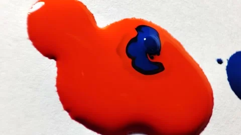 Liquid paint mixing artwork with splash and swirl Video stock 165357215