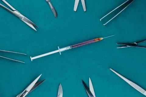 Liquid parenteral products in syringe with basic surgical instrument 스톡 사진