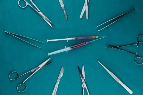 Liquid parenteral products in syringe with basic surgical instrument 库存照片