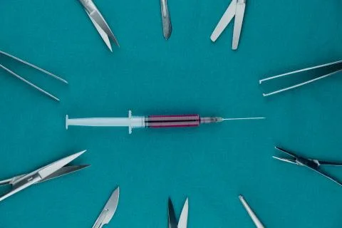 Liquid parenteral products in syringe with basic surgical instrument Stock-Fotos