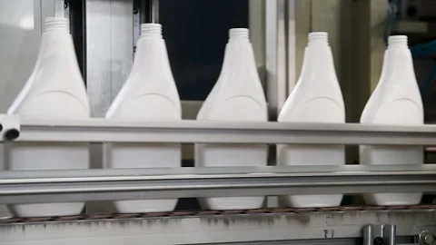 Liquid, pouring, detergent bottle Vidéo 195972619