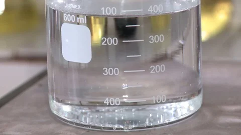 The liquid is preheated in a flask 스톡 동영상 72617925