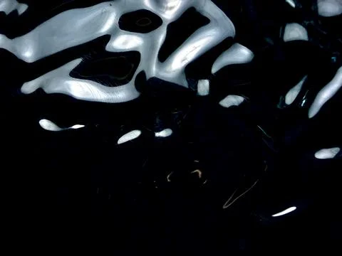 Liquid silver ripple reflection creates abstract chrome wave pattern over dar 스톡 사진