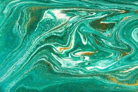 Liquid uneven green marbling pattern with golden glitter and glare of light Illustrazione stock