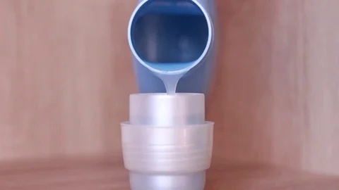 Liquid washing detergent into a cap 動画素材 84675974