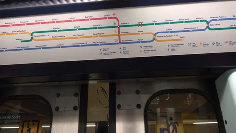 Lisbon Metro, Guide And Map Above Closing Doors, Train Departing Vídeo Stock 107147159