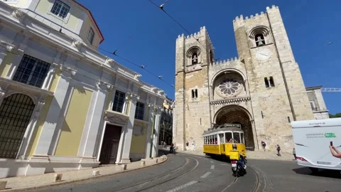 Lisbon Tram 28 passing in front of the Cathedral (Se) in Lisbon Vidéo 197508748