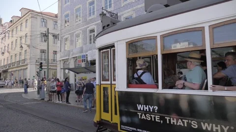 Lisbon tram on SLOW MOTION Stockbeeldmateriaal 125053914