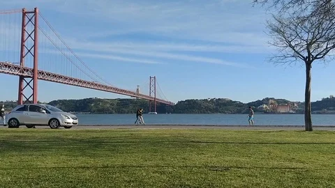 Lisbon waterfront walk Stockbeeldmateriaal 105078327