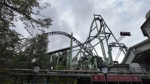 Liseberg Roller Coaster Structure Framed by Trees and Park Vidéo 347681293