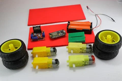 List of all components to make a programmable robotic car. Robot car project Foto stock