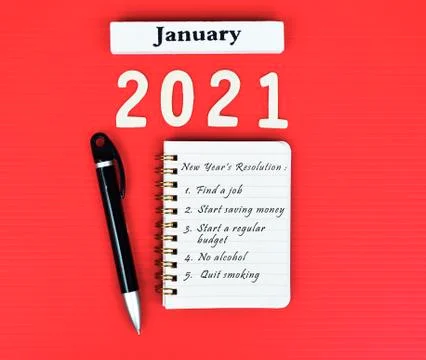 List of New Year's resolution on notepad with red background. New Year 2021 Foto stock