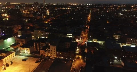 Lit Avenue Between Dark Rooftops at Night in Hoboken, New Jersey Vidéo 90319266