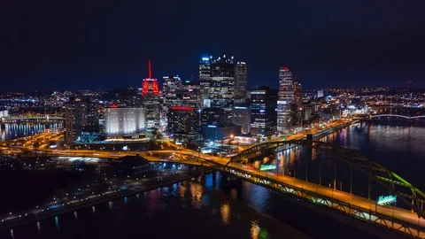 Lit Bridges and Downtown Towers Over Pittsburgh Rivers Vidéo 117001353