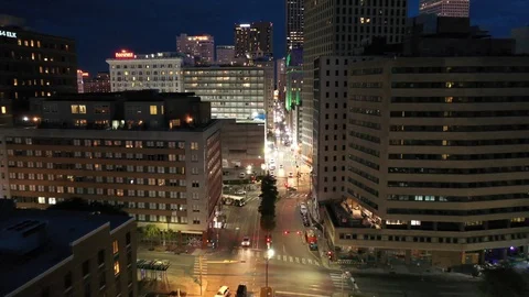 Lit downtown streets and office blocks after dark, New Orleans Vídeos de archivo 111479079