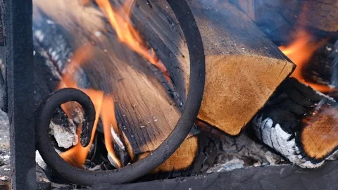 Lit a fire. Built-in BBQ. The smoke from the fire. Open flame. High temperature. Vidéo 108631645