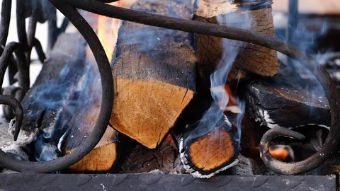 Lit a fire. Built-in BBQ. The smoke from the fire. Open flame. High temperature. Vidéo 108631717