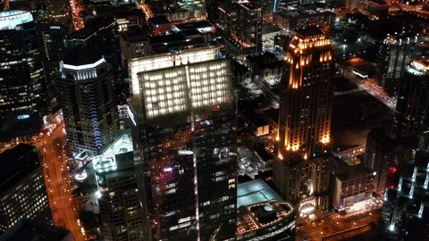 Lit stepped tower crown at night in Atlanta, Georgia Vidéo 104633737