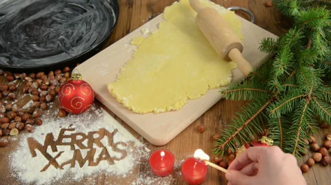 Lit of tea light. Christmas baking process, red balls, pastry. Vídeo Stock 32729115