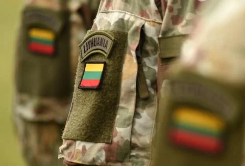 Lithuania patch flag on soldiers arm. Lithuanian military uniform. Lithuania Stockfoto's