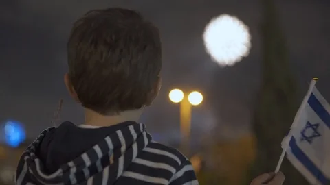 Litle boy looking at fireworks and Waving Israeli Flag, Vidéo 108083452