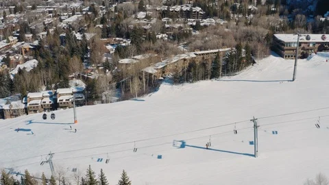 Litte Nell run at Aspen Mountain Colorado with skiers Stock-Footage 121053526