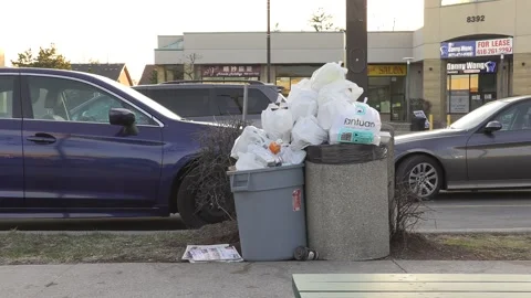 Litter and garbage cans overflowing pile up during COVID 19 pandemic Vidéo 151675185