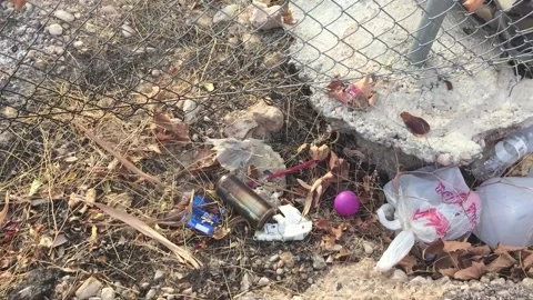 Litter and garbage in the desert Vídeo Stock 134907783