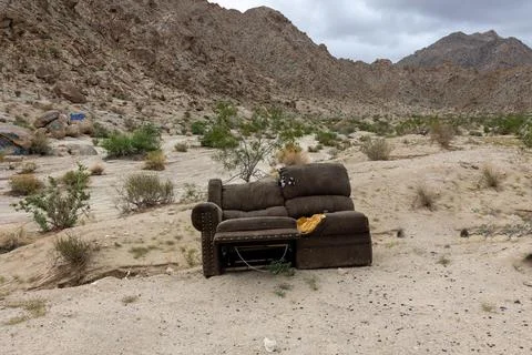 Litter in the Mojave Desert, a major problem in the state of California Stock-Fotos