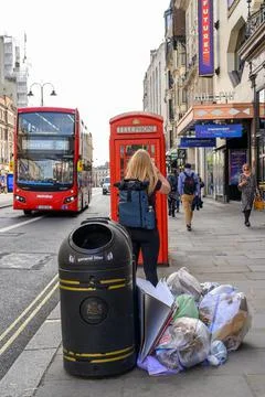 Litter, a red Double Decker bus and a traditional British Telephone box Foto stock