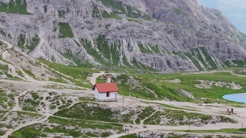 Little alpine chapel surrounded by high Dolomite mountains, Tre Cime di Lavaredo Video stock 309758151
