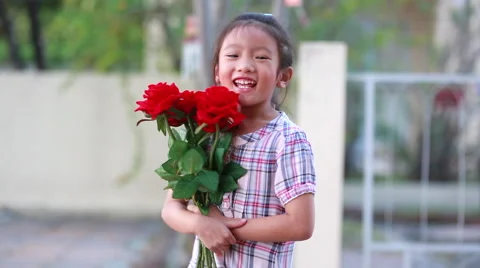 Little asian girl enjoy with red roses Video stock 59774727