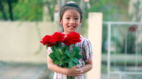 Little asian girl enjoy with red roses Video stock 59774967