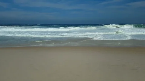 A little bird appears in the 4th second and went away.Itacoatiara Beach, Brazil. 库存影片 119398073