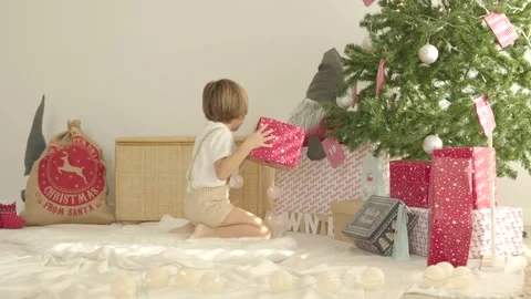 Little blond boy running to open christmas presents. Video stock 247958876
