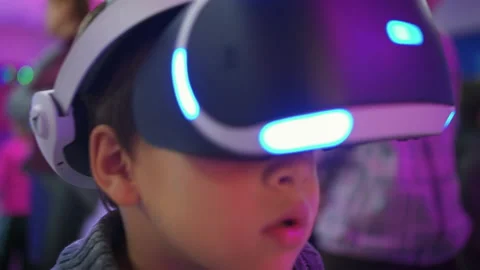 Little boy in 5D glasses learns virtual reality Vidéo 224254762