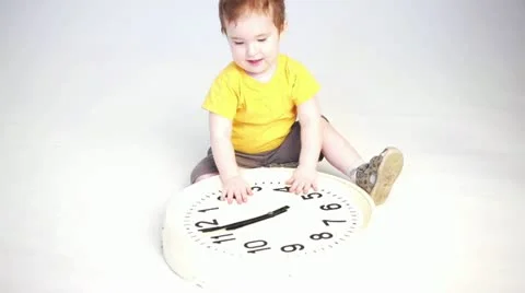 Little boy and clock 库存影片 20634017