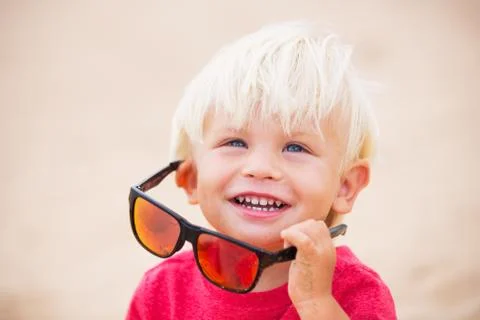 Little boy at the beach Stock-Fotos