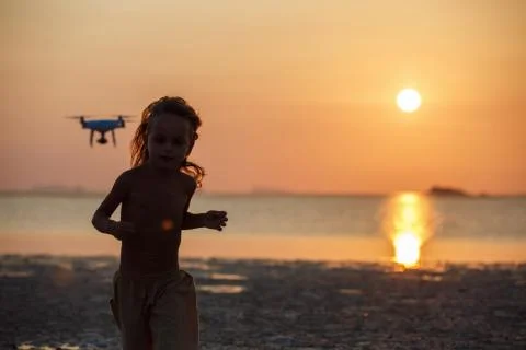 Little boy on the beach Stock-Fotos