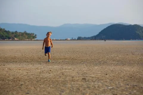 Little boy on the beach Fotos de archivo